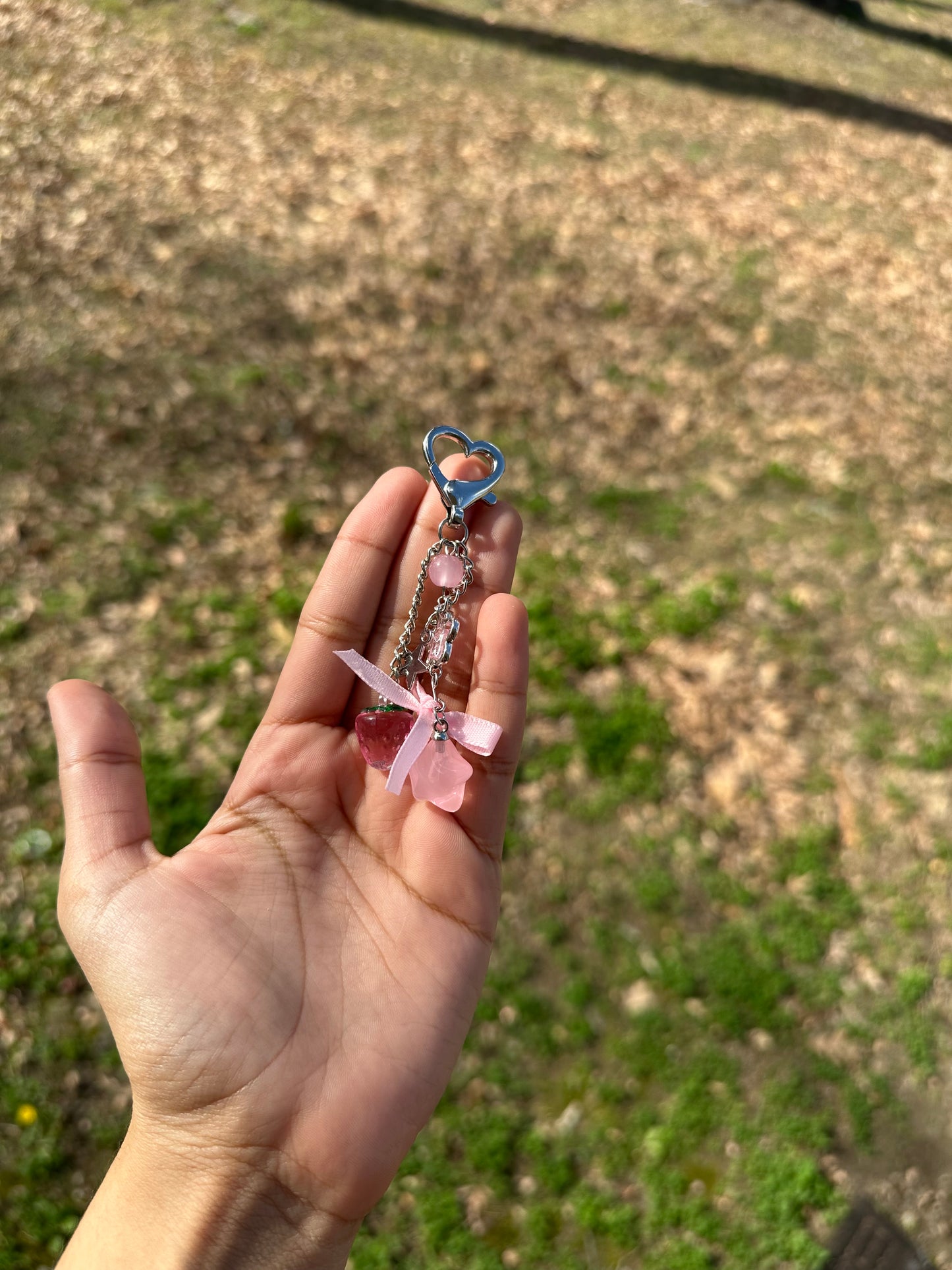 Charm girly con fresa en color rosa