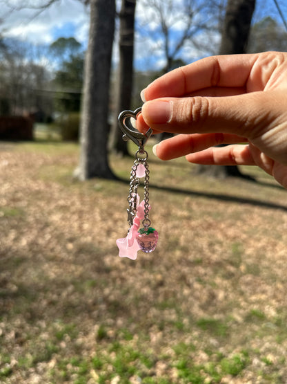Charm girly con fresa en color rosa